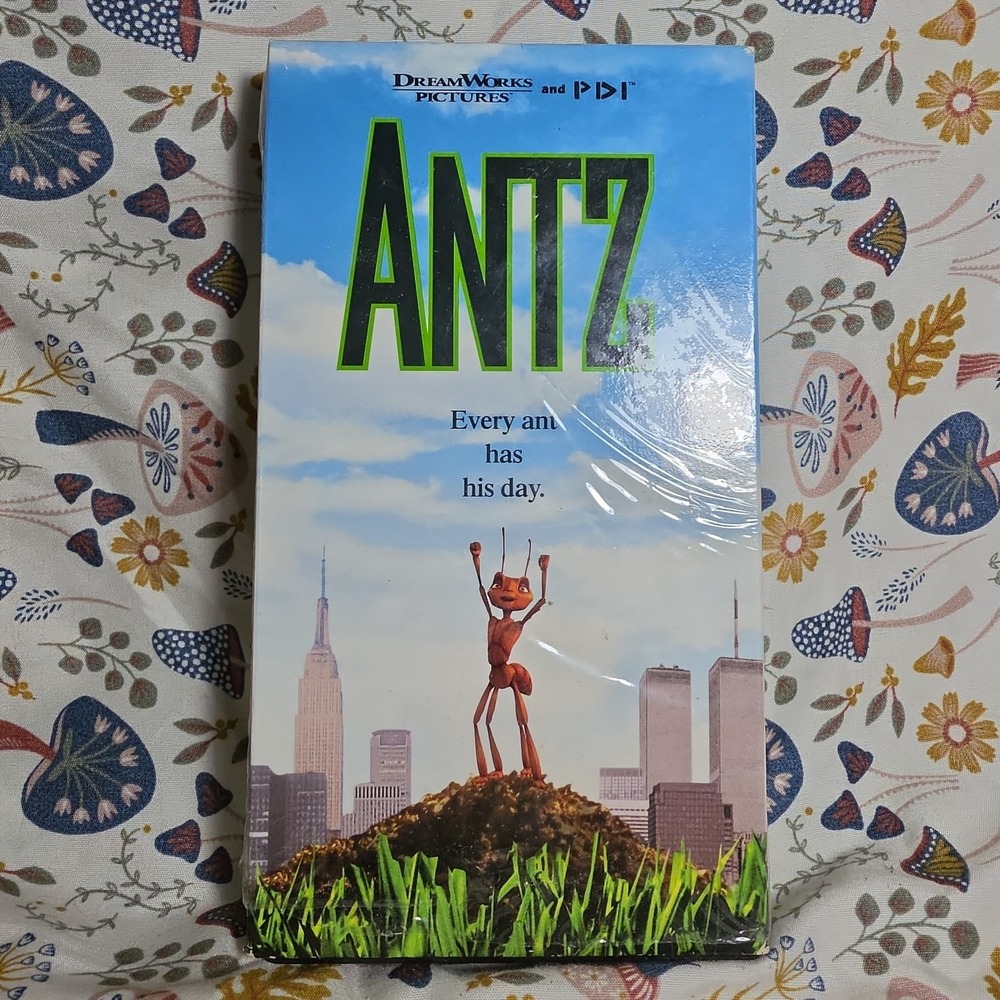 DreamWorks Antz VHS Movie Kids Blue Animated Family Film 1998 Woody Allen Z